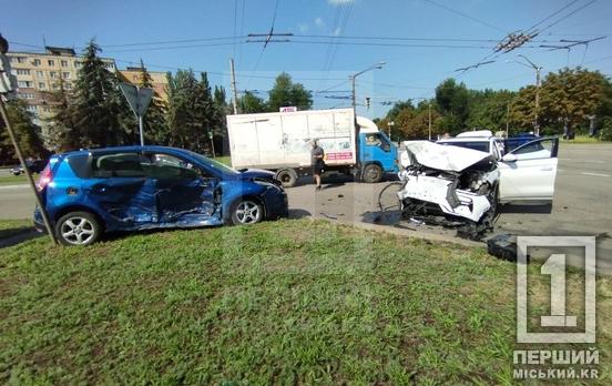 Потрійна ДТП на Дніпровському шосе: легковик зіштовхнувся з іншим авто та влетів у вантажівку