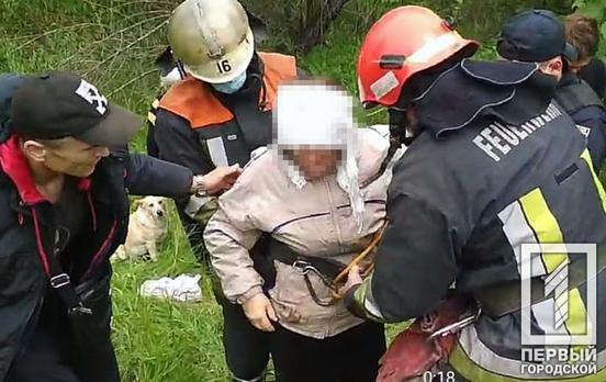 Спасатели Кривого Рога помогли пожилой горожанке выбраться из канализационного колодца, в который она упала