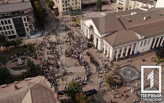 Тисячі людей вишукувались у чергу: містяни з'їжджаються з усіх районів, щоб вшанувати пам'ять мера Кривого Рогу Костянтина Павлова