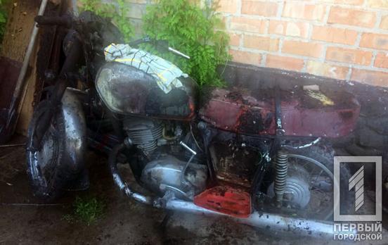 Под Кривым Рогом горел гараж с мотоциклом