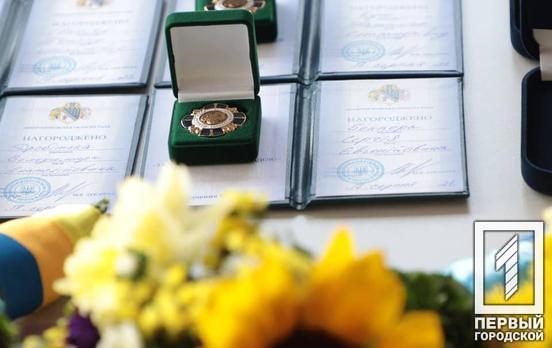 «За заслуги перед громадою»: п'ятеро жителів Кривого Рогу отримали почесну нагороду від облради напередодні Дня Незалежності