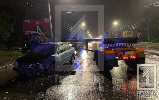 Не хватило топлива: ночью в Кривом Роге Daewoo столкнулся с заглохшим посреди дороги трактором