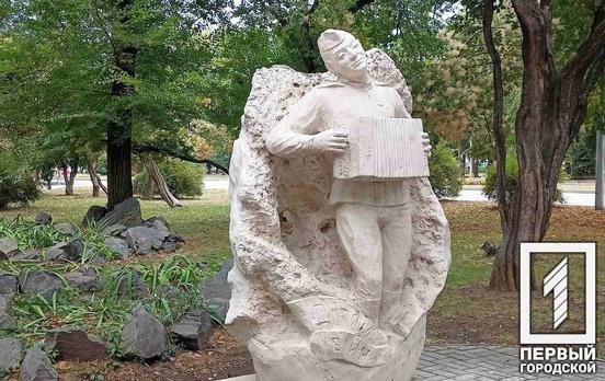 У Кривому Розі відновили пошкоджену скульптуру солдата без голови
