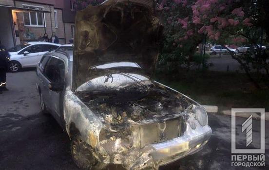 В Кривом Роге ночью в одном из дворов загорелась легковушка: пламя повредило соседний автомобиль