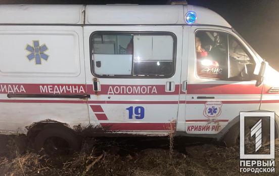 «Грязевая ловушка»: недалеко от Кривого Рога застрял автомобиль скорой помощи