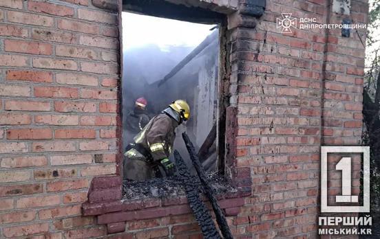 Виявили тіло у палаючому будинку: вночі у Кривому Розі сталась пожежа у житловій будівлі