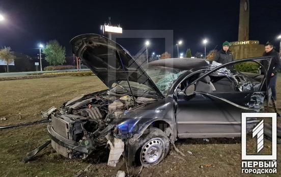 В Кривом Роге водителя выбросило из Volkswagen после того, как автомобиль влетел в столб