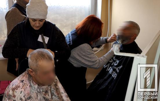 У Кривому Розі волонтери створили «Мобільну групу краси», яка допомагає військовим з зачісками