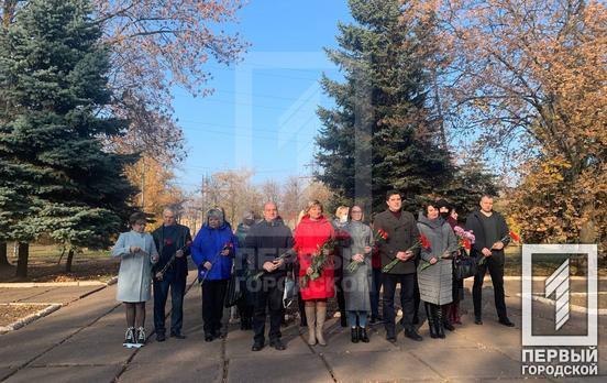 Жители Кривого Рога возложили цветы к братской могиле воинов-освободителей и казненных в годы Второй мировой войны подпольщиков