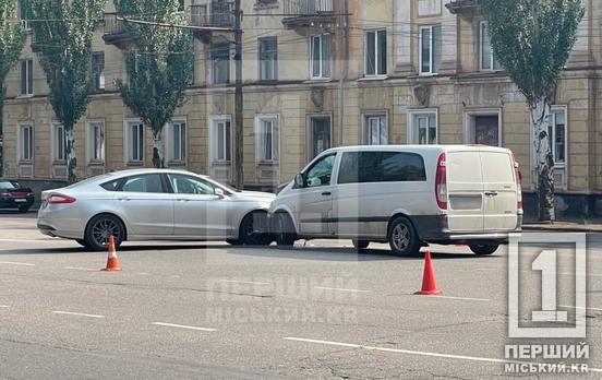 Увів в оману керманича суперечливими сигналами поворотника: на Піонері зіткнулися Ford та Mercedes