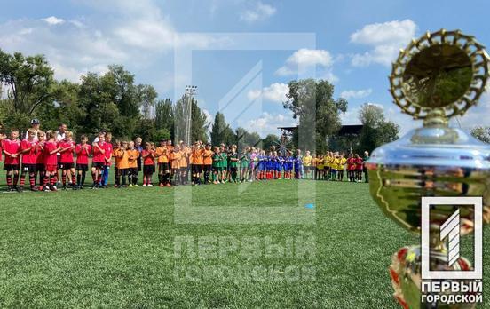 У Кривому Розі вісім футбольних команд розпочали боротьбу за кубок переможця турніру імені Олега Чумака