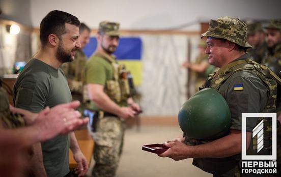 Президент України відвідав військових, що захищають Україну на передовій на підступах до Дніпропетровщини