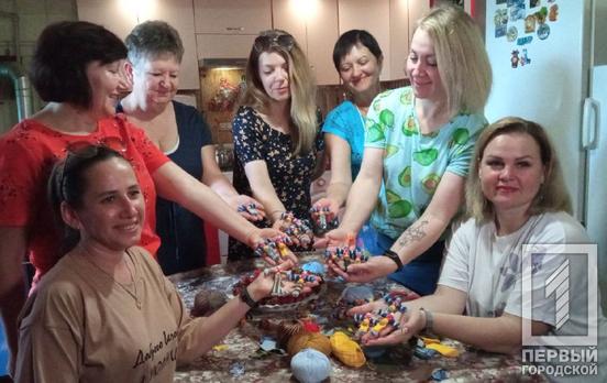 Волонтеры из Кривого Рога готовят еду и обереги для защитников Украины
