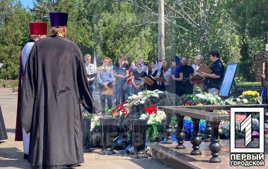 На девятый день после смерти мэра Кривого Рога Константина Павлова у его могилы отслужили панихиду
