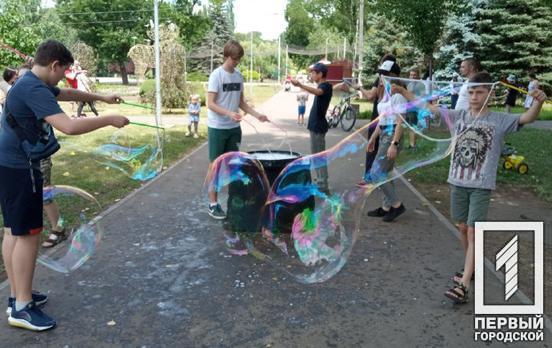 Для маленьких мешканців та гостей Кривого Рогу провели майстер-клас зі створення мильних бульбашок