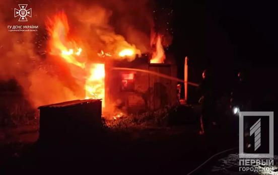 Ночью в Кривом Роге спасатели боролись с пламенем, которое полностью охватило частный дом