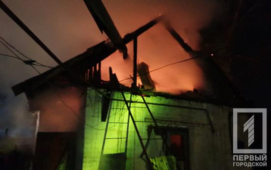 В Кривом Роге во время пожара сгорела крыша летней кухни
