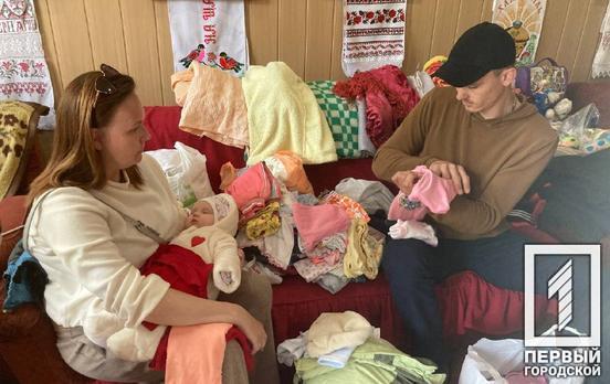 Одежда, посуда и коляски: в Кривом Роге организовали еще один пункт сбора и выдачи гуманитарной помощи для вынужденных переселенцев