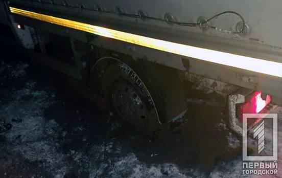 В Кривом Роге спасатели вытащили из сугроба грузовик