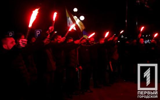 В Кривом Роге прошло факельное шествие по случаю дня Героев Крут