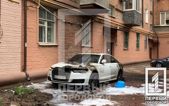 В одному з районів Кривого Рогу у дворі будинку спалахнуло авто
