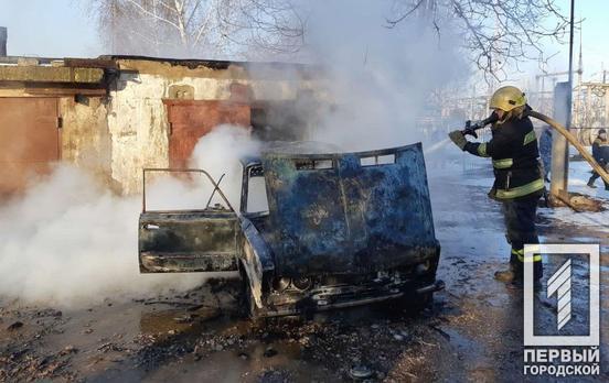 Біля гаражу в одному з районів Кривого Рогу вщент згоріла автівка