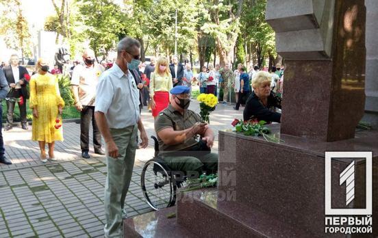 В годовщину Иловайской трагедии в Кривом Роге возложили цветы к мемориалам погибших на востоке Украины героев-земляков