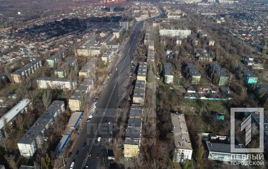 На реконструированной улице Эдуарда Фукса в Кривом Роге уже уложили асфальт, завершают обустраивать тротуары и в ближайшее время нанесут разметку