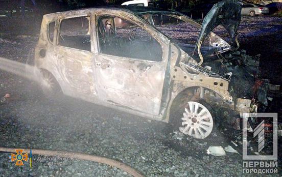 Пожежа в Кривому Розі пошкодила дві легкові автівки