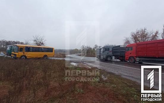Под Кривым Рогом во время обгона на мокрой дороге фура с прицепом столкнулась с автобусом