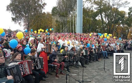 «Хай живе вільна Україна»: творчі колективи Кривого Рогу встановили національний рекорд за масове виконання пісні
