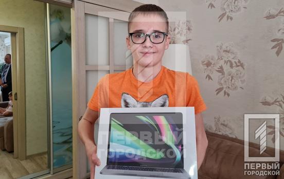 Хлопцеві, який врятував дітей, що провалилися під лід у Кривому Розі, подарували ноутбук