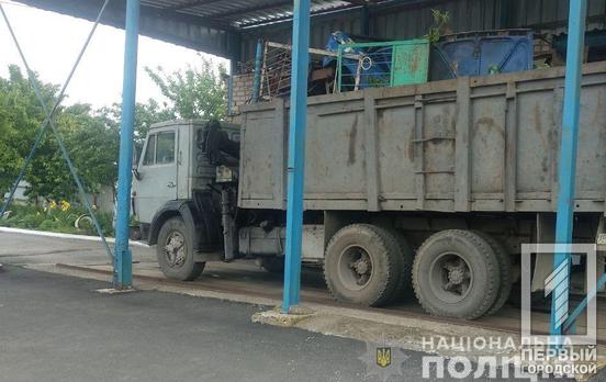 Восемь тонн чёрных металлов: полицейские Кривого Рога изъяли у нарушителя грузовик со всем содержимым