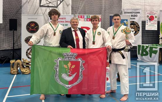 Отличная техника и международное признание: трое криворожских рукопашников стали чемпионами мира