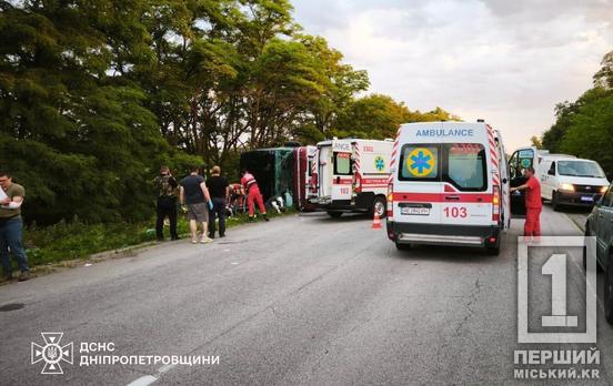 Загиблий та десятки постраждалих: на Дніпропетровщині перекинувся автобус з пасажирами
