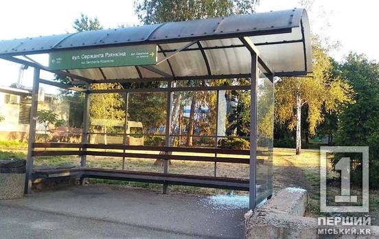Одна з панелей – у друзки: у Покровському районі розтрощили зупинку