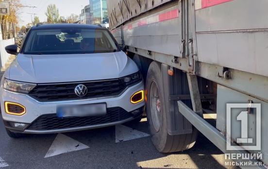 Величезний затор на 95-му кварталі: у Кривому розі сталася ДТП з вантажівкою та легковиком