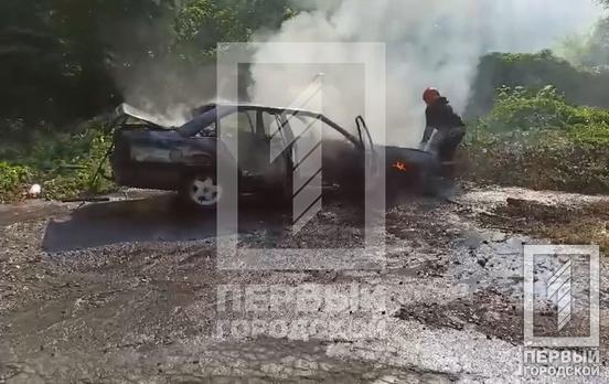 В Терновском районе Кривого Рога горел автомобиль