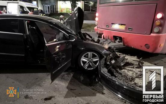 В Кривом Роге ночью легковой автомобиль столкнулся с автобусом: есть пострадавшие