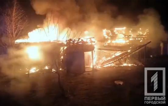 Сгорели дом, гараж, машина: ночью в Кривом Роге случился масштабный пожар на территории частного домовладения