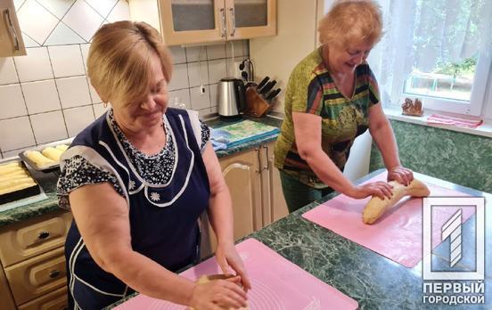 Сирники, ватрушки та пиріжки: мешканки Кривого Рогу організували штаб «Бабуся», де готують смаколики для наших захисників