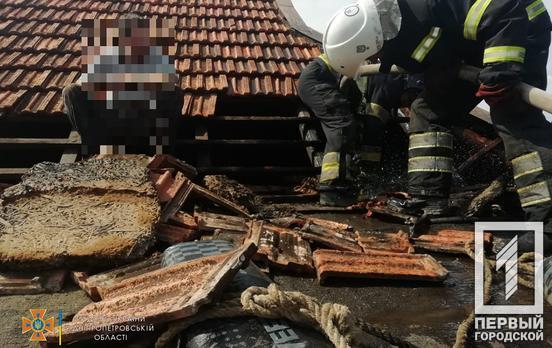 Спасатели Кривого Рога потушили пожар на крыше частного дома
