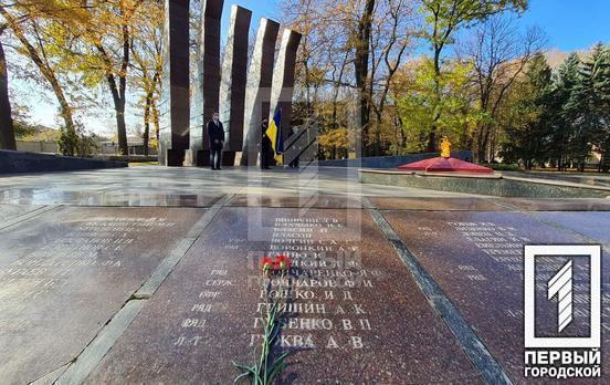 В парке Железнодорожников горожане возложили цветы к братской могиле бойцов, павших во время оккупации и освобождения Кривого Рога от фашистских захватчиков