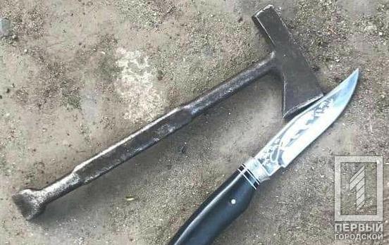Топор и нож: патрульные Кривого Рога задержали мужчину, который угрожал людям на улице холодным оружием