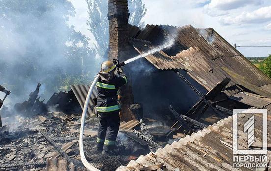 Под Кривым Рогом огонь уничтожил крышу жилого дома