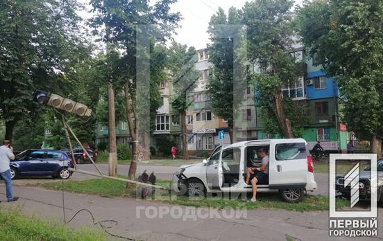 В Кривом Роге на пересечении улиц Героев АТО и Костенко Renault столкнулся с Chery и снес светофор