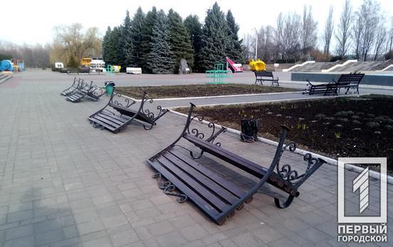 В Кривом Роге вандалы перевернули лавки в парке возле дворца культуры