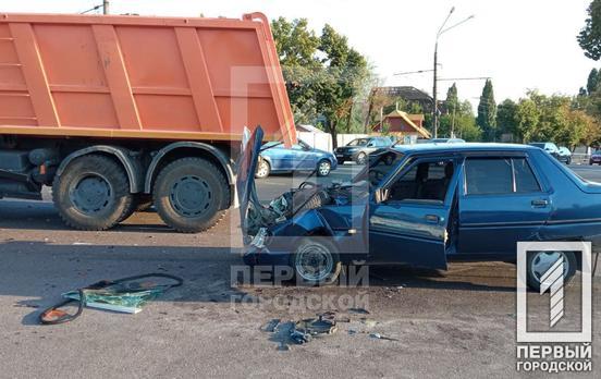 В Кривом Роге пострадала женщина за рулем «Славуты» во время столкновении с грузовиком