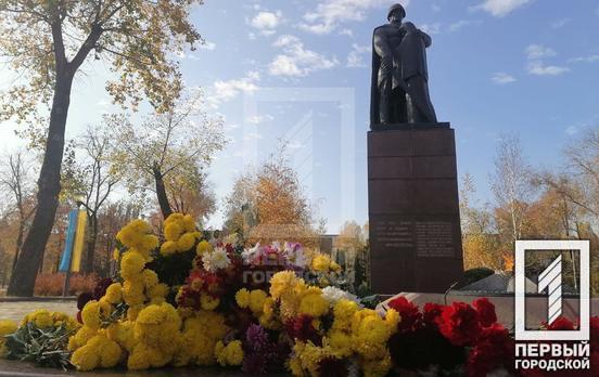 В Ингулецком районе жители Кривого Рога возложили цветы к братской могиле советских воинов