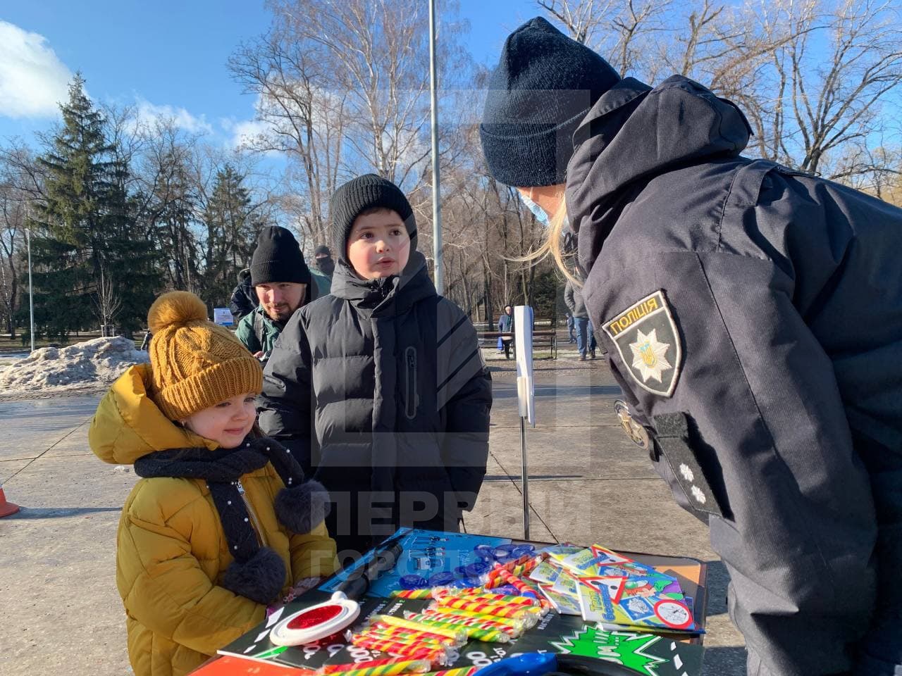 Розважально-пізнавальне Різдво: в одному з парків Кривого Рогу патрульні поліцейські влаштували вуличну акцію для малечі